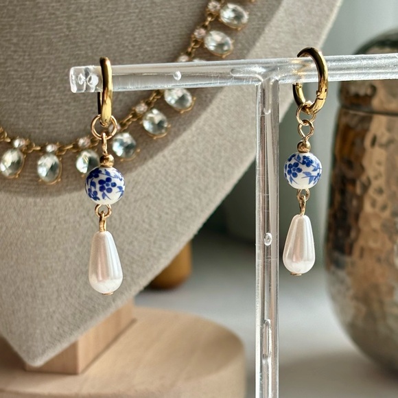 🌟BUY 1 GET 1 FREE🌟 BRAND NEW  Vintage Style Faux Pearl Earrings - Picture 3 of 4